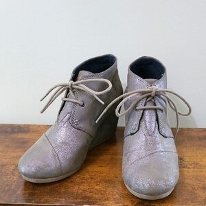 Toms Metallic Gray Lace-up Ankle Booties size 7